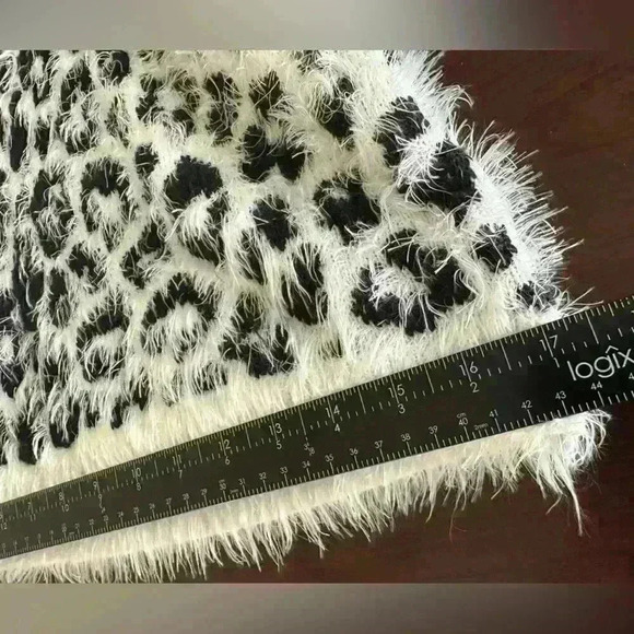 Takara Women’s‎ Sz M Cheetah Fuzzy Eyelash Black White Multi Cheetah Sweater - Picture 7 of 9